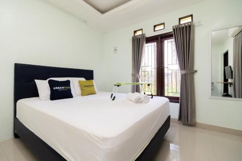 Ліжко або ліжка в номері Urbanview Hotel Kampung Istal Megamendung Puncak by RedDoorz