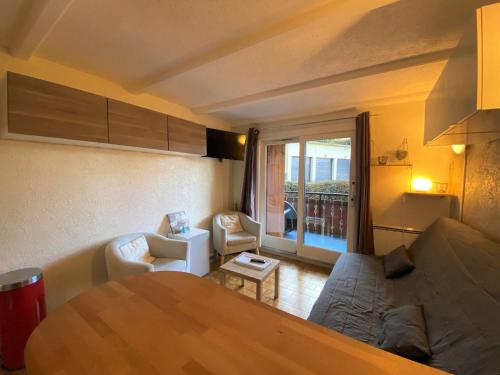 ein Wohnzimmer mit einem Sofa und einem Tisch in der Unterkunft Studio Châtel, 1 pièce, 4 personnes - FR-1-693-88 in Châtel