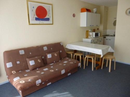 a living room with a couch and a table at Appartement cosy 6 pers, 6e étage, accès direct pistes, galerie et parking gratuit - La Pierre Saint-Martin - FR-1-602-109 in Arette