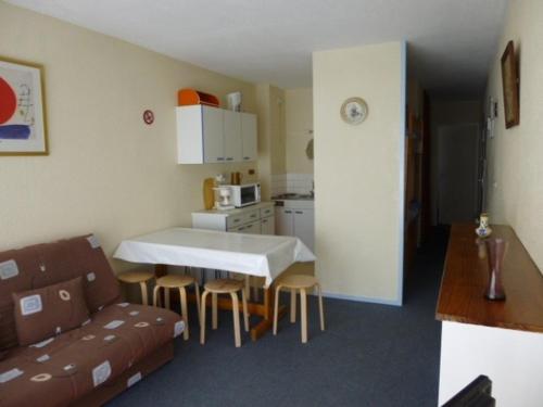 a living room with a couch and a table and a kitchen at Appartement cosy 6 pers, 6e étage, accès direct pistes, galerie et parking gratuit - La Pierre Saint-Martin - FR-1-602-109 in Arette