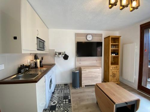 une cuisine avec un évier et un lave-vaisselle dans l'établissement Appartement charmant avec parking, proximité centre et télécabine - FR-1-693-93, à Châtel