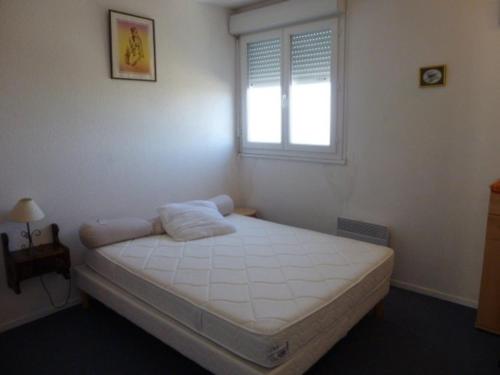 - une petite chambre avec un lit et une fenêtre dans l'établissement Appartement cosy 6 pers, 6e étage, accès direct pistes, galerie et parking gratuit - La Pierre Saint-Martin - FR-1-602-109, à Arette