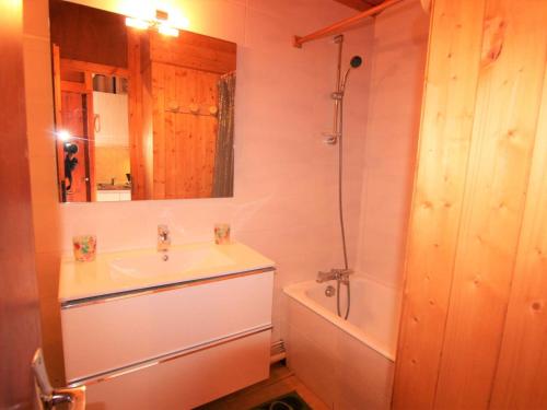 une salle de bain avec un lavabo, une douche et une baignoire dans l'établissement Appartement cosy 2 pièces aux Saisies pour 5 personnes, balcon et kitchenette équipée - FR-1-594-305, à Hauteluce