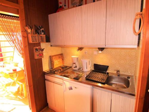 une cuisine avec un évier et un plan de travail dans l'établissement Appartement cosy 2 pièces aux Saisies pour 5 personnes, balcon et kitchenette équipée - FR-1-594-305, à Hauteluce