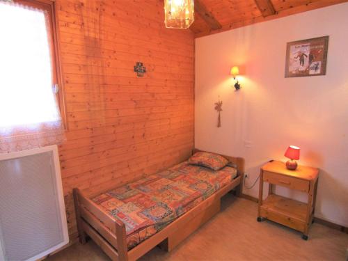 une petite chambre avec un lit et une table dans l'établissement Appartement cosy 2 pièces aux Saisies pour 5 personnes, balcon et kitchenette équipée - FR-1-594-305, à Hauteluce