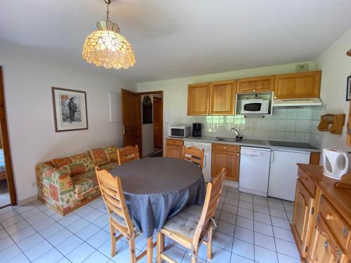 une cuisine et une salle à manger avec une table et des chaises dans l'établissement Appartement spacieux proche du domaine skiable à Châtel, Multi Pass été à 3€/jour/personne inclus - FR-1-693-90, à Châtel