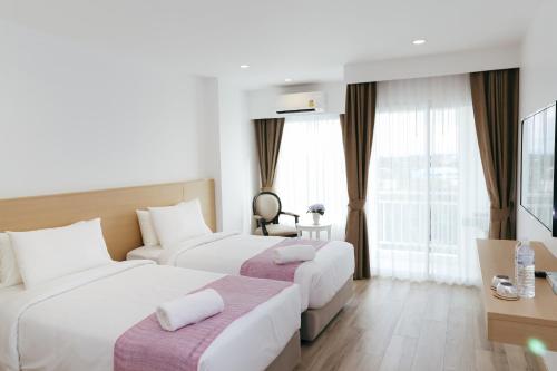 Un pat sau paturi într-o cameră la Arsh Boutique Hotel