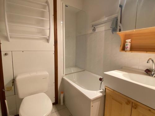 une salle de bain avec toilettes, baignoire et lavabo dans l'établissement Appartement spacieux proche du domaine skiable à Châtel, Multi Pass été à 3€/jour/personne inclus - FR-1-693-90, à Châtel