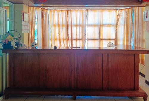 un bancone in legno in una cucina con finestra di RedDoorz @ Grand Valley Hotel Junction Luna Cagayan a Colonia Parcela Number One