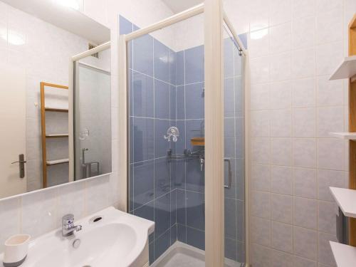 Kúpeľňa v ubytovaní Appartement rénové 4-6 pers, centre-ville Cauterets avec balcon et wifi, à 600m des pistes - FR-1-401-249