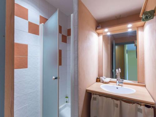 a bathroom with a sink and a shower at Appartement Cauterets, 3 pièces, 5 personnes - FR-1-401-248 in Cauterets