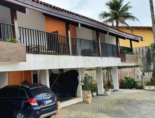 a black car parked in front of a building at Royal-inn SPA & Pousada in Itanhaém