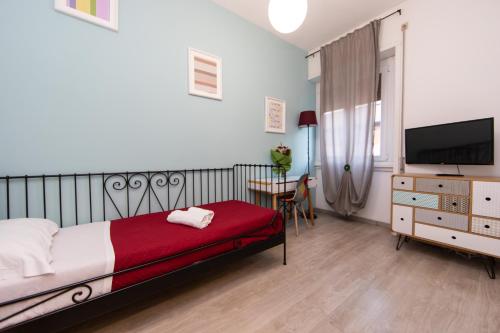 um quarto com uma cama e uma televisão de ecrã plano em L'Imperiale RomaTrastevere em Roma