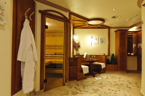 La salle de bains est pourvue d'une porte s'ouvrant sur une chambre. dans l'établissement Hotel Gasthof Perauer, à Mayrhofen