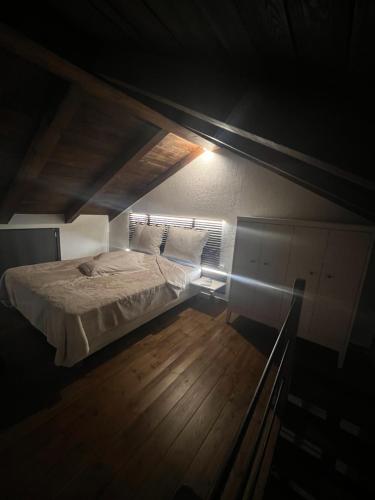 a large bed in a room with a wooden floor at Villa 18 in Manteio