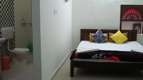 Un dormitorio con una cama con estrellas. en Bhavyam Heritage Guest House, en Jodhpur