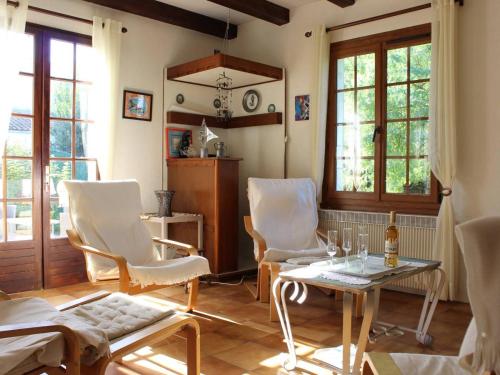 Photo de la galerie de l'établissement Maison spacieuse 4 pièces avec terrasse et jardin clos, 6 couchages - Saint-Trojan-les-Bains - FR-1-246A-56, à Saint-Trojan-les-Bains