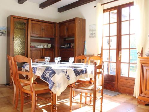 Photo de la galerie de l'établissement Maison spacieuse 4 pièces avec terrasse et jardin clos, 6 couchages - Saint-Trojan-les-Bains - FR-1-246A-56, à Saint-Trojan-les-Bains