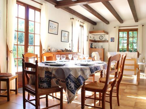 Photo de la galerie de l'établissement Maison spacieuse 4 pièces avec terrasse et jardin clos, 6 couchages - Saint-Trojan-les-Bains - FR-1-246A-56, à Saint-Trojan-les-Bains