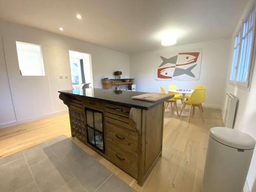 - une cuisine avec un îlot au milieu d'une pièce dans l'établissement Grande Maison Rénovée 3* à Bénodet, Jardin Clos, Salle de Jeux, Parking, Wifi, Terrasse, 4 chambres - FR-1-481-112, à Bénodet