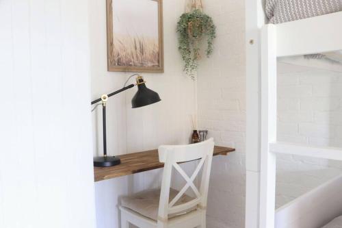 escritorio en una habitación con lámpara y silla en Rustic Chic 200 metres from CBD, en Bathurst