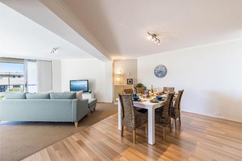 Posezení v ubytování Portofino, 2,7 Laman St - Beautifully styled unit on first floor with stunning views, Air con, Wi-Fi and close to town