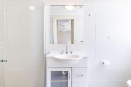 Koupelna v ubytování Portofino, 2,7 Laman St - Beautifully styled unit on first floor with stunning views, Air con, Wi-Fi and close to town