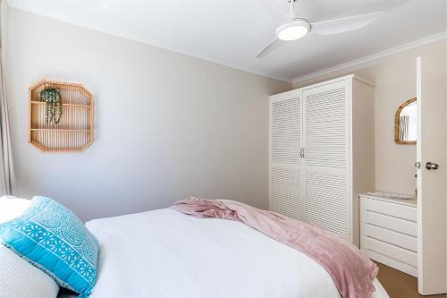 Postel nebo postele na pokoji v ubytování Portofino, 2,7 Laman St - Beautifully styled unit on first floor with stunning views, Air con, Wi-Fi and close to town