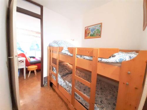 a bedroom with two bunk beds in a room at Appartement T2 pour 6 personnes, balcon, parking, St-Lary-Soulan - FR-1-457-142 in Saint-Lary-Soulan