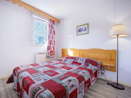 格爾姆的住宿－Appartement Peyragudes, 2 pièces, 6 personnes - FR-1-695-2，一间卧室配有一张带红白色棉被的床