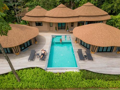 Bazén v ubytování Touch Beachfront Pool Villa Koh Yao Noi nebo v jeho okolí