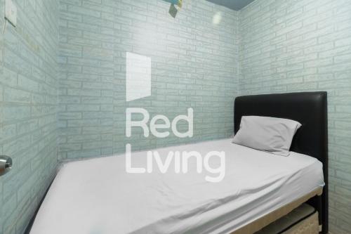 A bed or beds in a room at RedLiving Apartemen Kalibata City - SAG Property Tower Kemuning