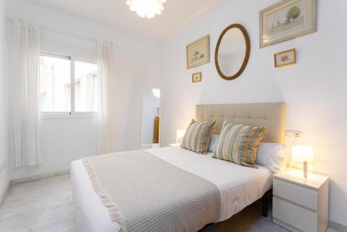Posteľ alebo postele v izbe v ubytovaní Holidays2Malaga Carrera Capuchinos Free parking Aircon Downtown