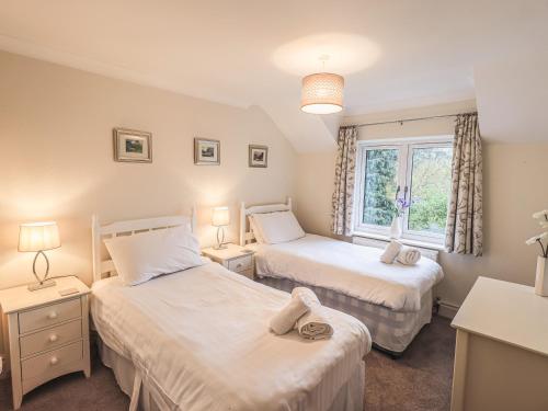 - une chambre avec 2 lits et une fenêtre dans l'établissement Loughrigg View, à Ambleside
