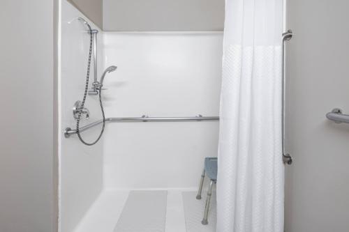 ein Bad mit Dusche und Duschvorhang in der Unterkunft Baymont by Wyndham Gurnee in Gurnee