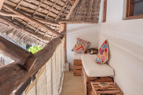 Кухня или мини-кухня в Bahari Beach Bungalows
