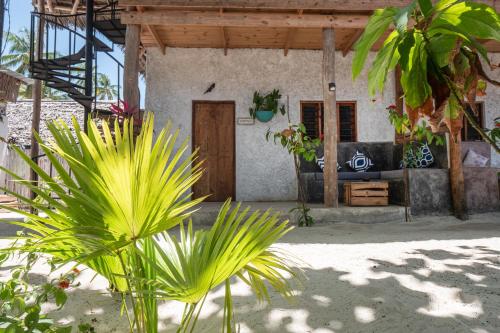 Сад в Bahari Beach Bungalows