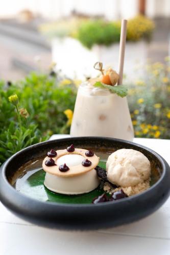 チェハノビエツにあるHotel Nowodworyの- デザートとドリンク付きの料理