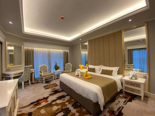 een hotelkamer met een bed, een bureau en stoelen bij Puteri Wing - Riverside Majestic Hotel in Kuching