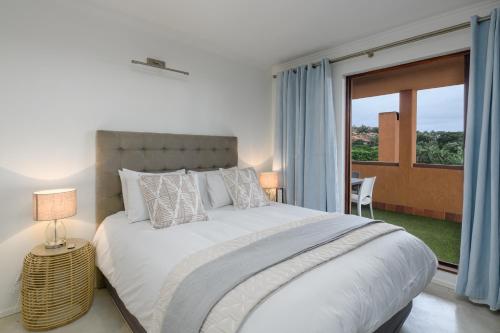 1 dormitorio con cama grande y ventana grande en San Lameer Villa 2818 - 2 Bedroom Classic- 4 pax - San Lameer Rental Agency en Southbroom