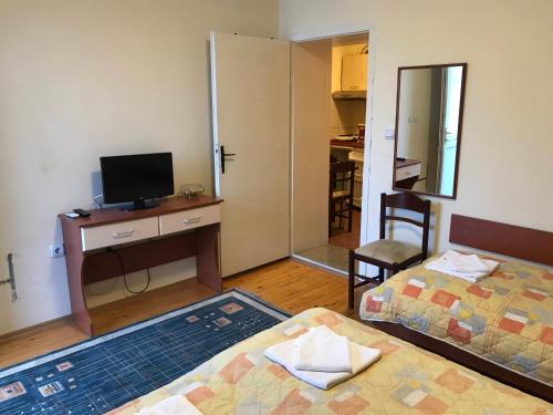 Giường trong phòng chung tại Vince Apartments