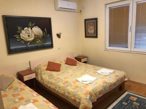 Zimmer mit 2 Betten und Wandgemälde in der Unterkunft Vince Apartments in Kruševo