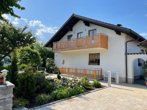 a house with a balcony and a patio at Apartment-Ferienwohnung Penzkofer in Zandt