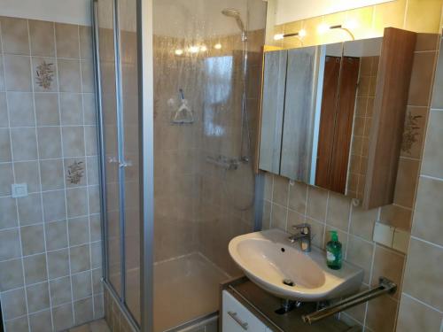 een badkamer met een wastafel en een douche bij FeWo Jadekieker mit Balkon - Horumersiel in Horumersiel