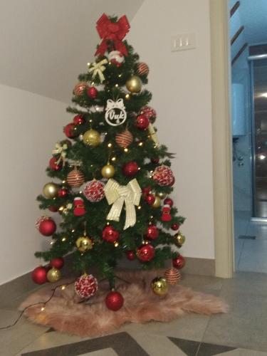a christmas tree with red and gold ornaments on it at Mountain inn in Žabljak