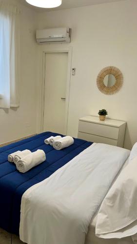a bedroom with two beds with towels on them at La Casetta sul Golfo in Sferracavallo