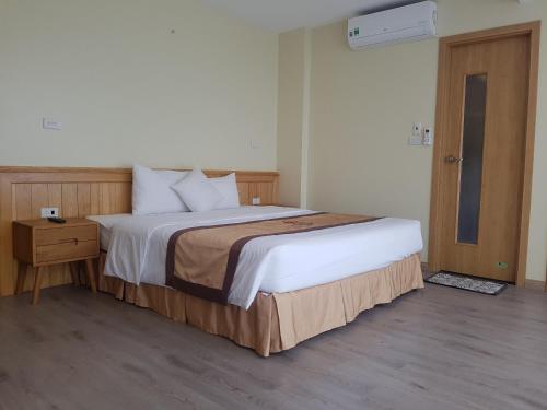 Postel nebo postele na pokoji v ubytování The Queen Hotel Ninh Binh