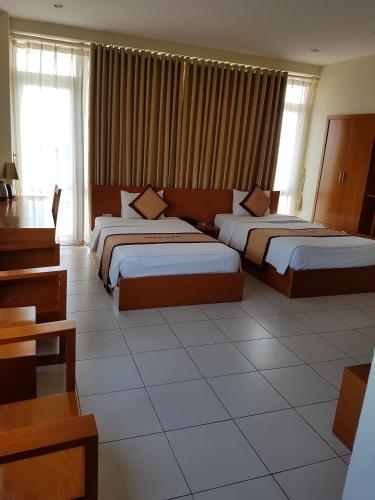 Postel nebo postele na pokoji v ubytování The Queen Hotel Ninh Binh