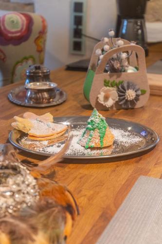 a table with two plates of food and a purse at Holzwerk Oybin in Kurort Oybin