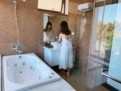 Ένα μπάνιο στο Villa FLC Sầm Sơn Vị Trí Trung Tâm View Biển